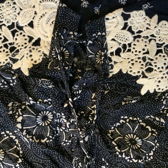 LOFT Black and White Floral Flowy Shirt. Size S Petite. - Picture 4 of 10
